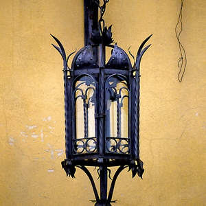 Luminaire en fer forgé sur mur beige - Italie  - collection de photos clin d'oeil, catégorie clindoeil